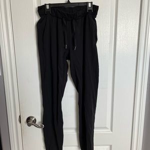 Lulu lemon on the fly crop pants (28 inches)